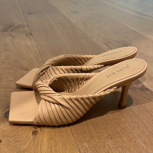 Alias Mae Lew Heel in Natural / Nude Leather - Picture 3 of 9